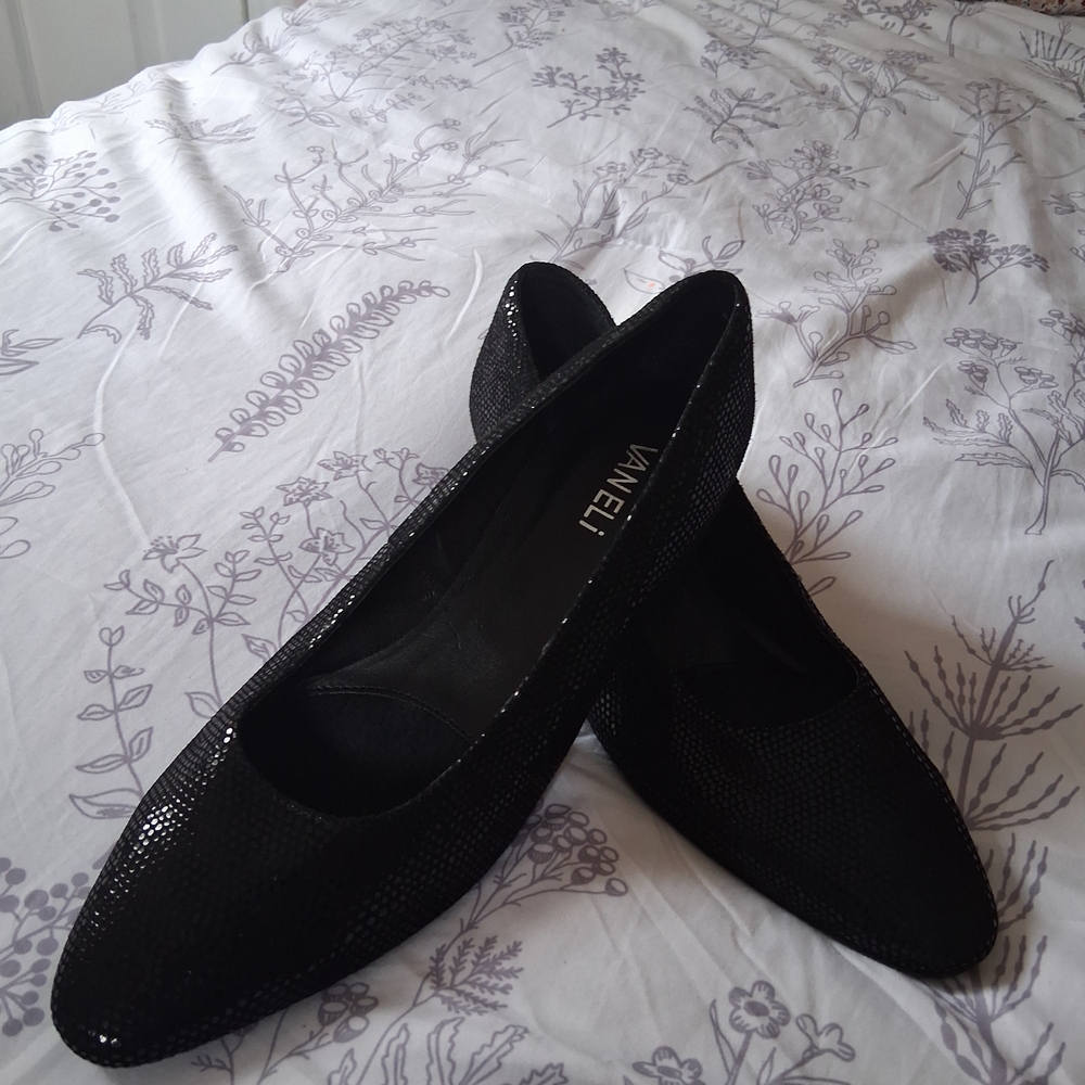 Vaneli Women's Black Flats